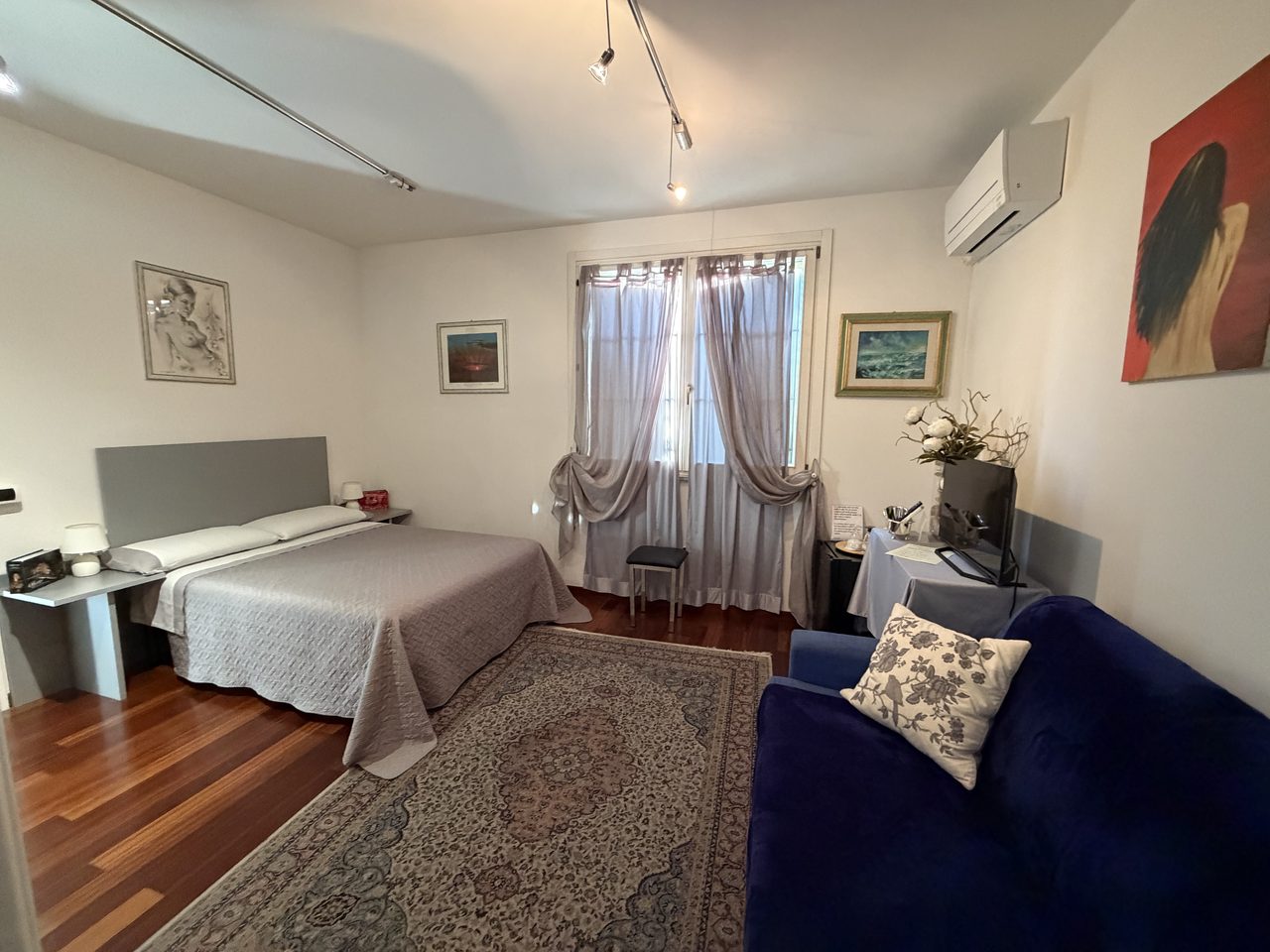 Matrimoniale Deluxe: la camera con letto matrimoniale, divano e parquet