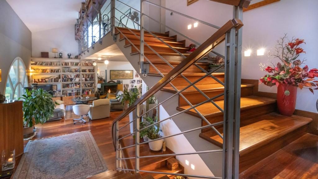 Il soggiorno con la scala interna e la libreria