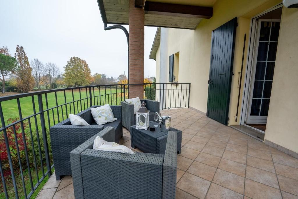 La terrazza con divanetti affacciata sul giardino