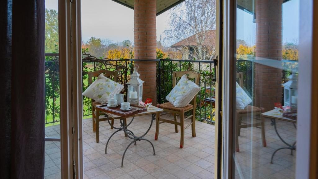 La veranda coperta con tavolo, affacciata sul giardino