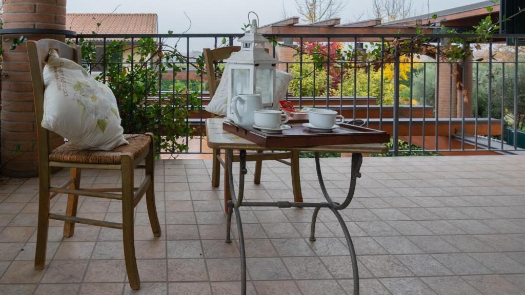 Colazione servita in terrazza, con vista sul verde
